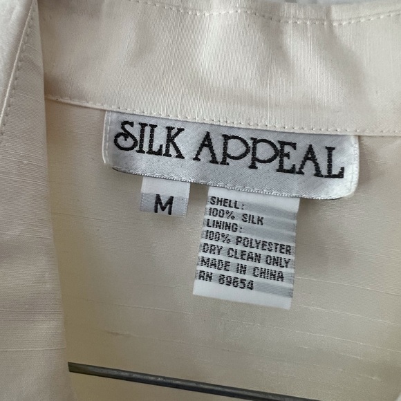 Elegant silk Cream Sleeveless Blouse - Picture 9 of 10